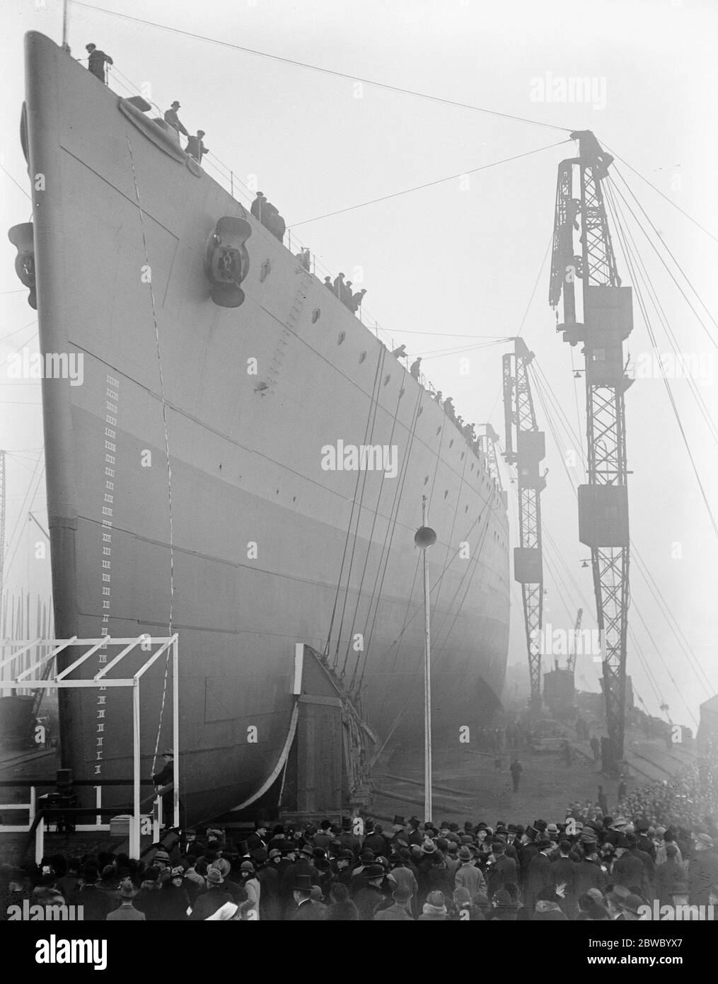 La princesse Mary lance le cuirassé Rodney à Messrs . La cour de Cammell Lairds , Birkenhead . Le Rodney glisser vers le bas de la voie de glissement . 17 décembre 1925 Banque D'Images