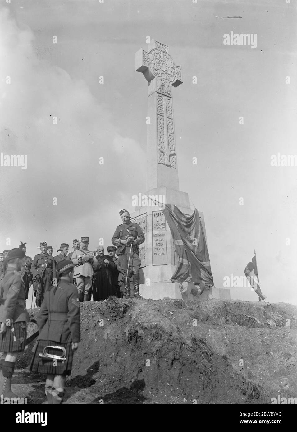 Le duc d'Argyll dévoile le mémorial des Highlanders à Beaumont Hamel le duc d'Argyll a dévoilé un monument érigé sur le champ de bataille de Beanmont Hamel aux officiers et aux hommes des 8e Argyll et Sutherland Highlanders dont il est le colonel honoraire le 5 mars 1923 Banque D'Images