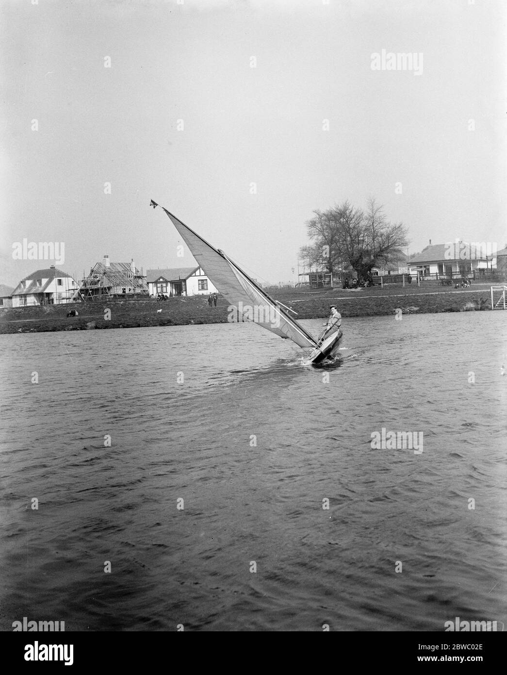 Voile de Pâques rendez-vous ouvert à Teddington . Un des bateaux B heling au vent . 5 avril 1926 Banque D'Images