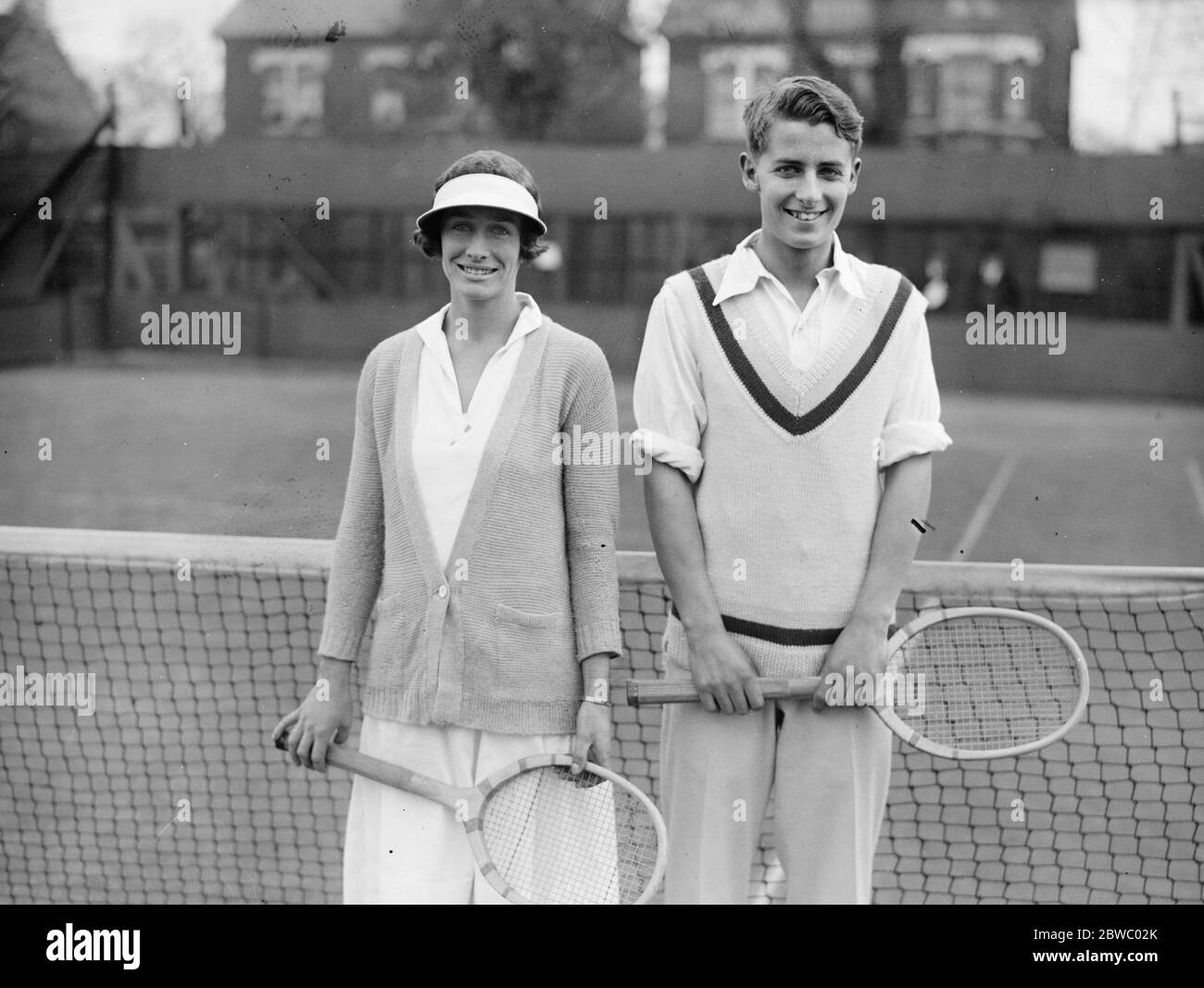 Jeunes étoiles de tennis en doubles mixtes à Dulwich Miss Collywer et Austin . 1er avril 1926 Banque D'Images