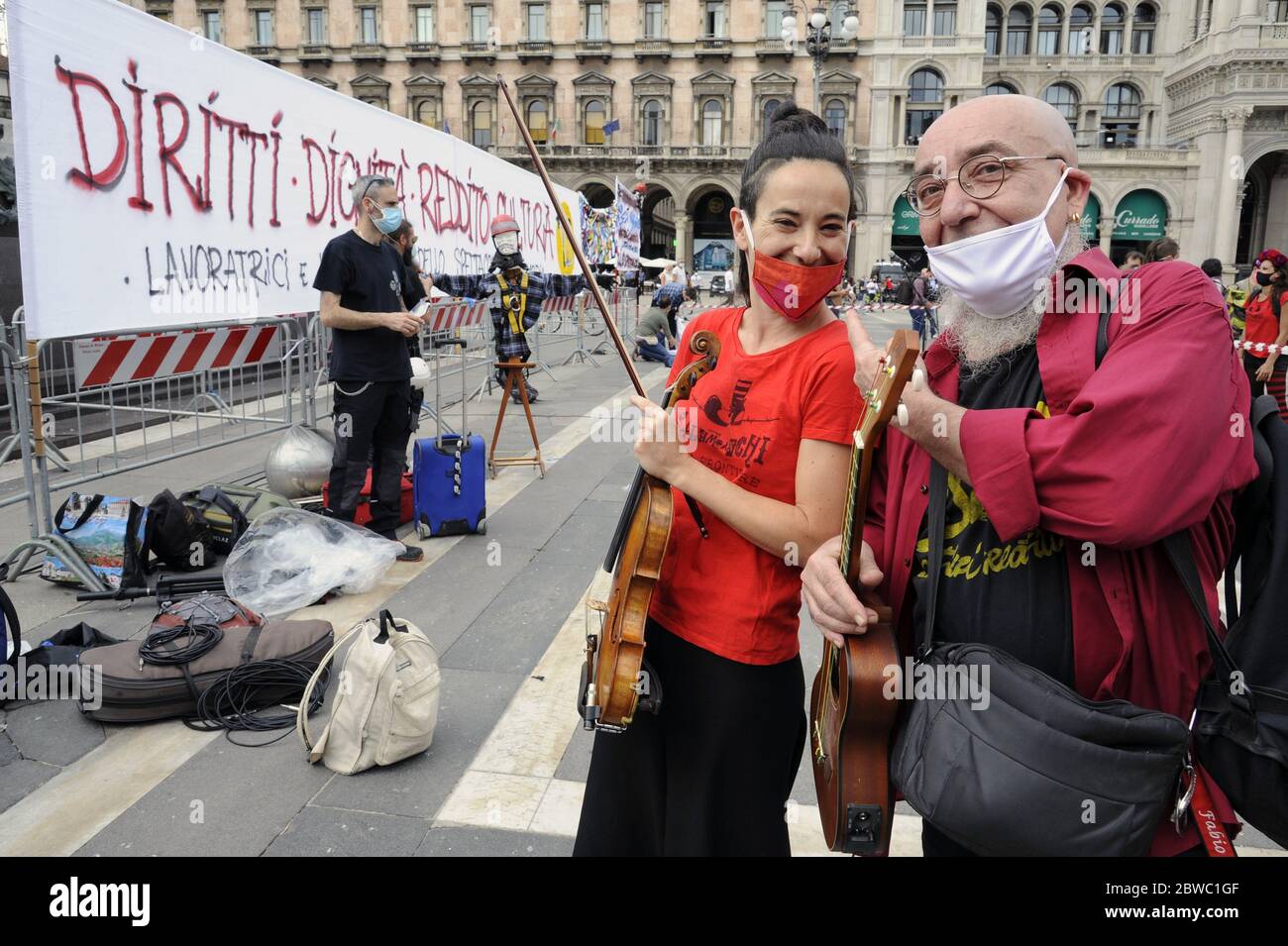 Italie, mobilisation nationale des travailleurs du divertissement, événement à Milan; il y a des dizaines de milliers dans toute l'Italie, non seulement des artistes, mais aussi des travailleurs, des constructeurs, des charpentiers, des ingénieurs sonores, des artistes de maquillage, des travailleurs du bois, des concepteurs de maisons, Et une centaine d'autres professions, sans oublier les jongleurs de rue, travaillant pour le cinéma, le théâtre, la télévision, les concerts de musique de plein air, ont subi une grave crise économique due à l'épidémie du coronavirus, et attendent toujours l'aide économique de l'État. Banque D'Images