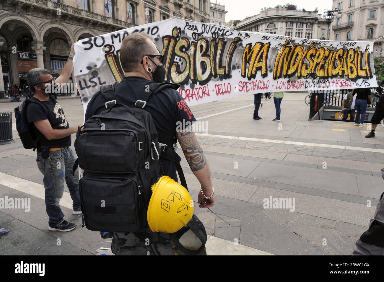 Italie, mobilisation nationale des travailleurs du divertissement, événement à Milan; il y a des dizaines de milliers dans toute l'Italie, non seulement des artistes, mais aussi des travailleurs, des constructeurs, des charpentiers, des ingénieurs sonores, des artistes de maquillage, des travailleurs du bois, des concepteurs de maisons, Et une centaine d'autres professions, sans oublier les jongleurs de rue, travaillant pour le cinéma, le théâtre, la télévision, les concerts de musique de plein air, ont subi une grave crise économique due à l'épidémie du coronavirus, et attendent toujours l'aide économique de l'État. Banque D'Images