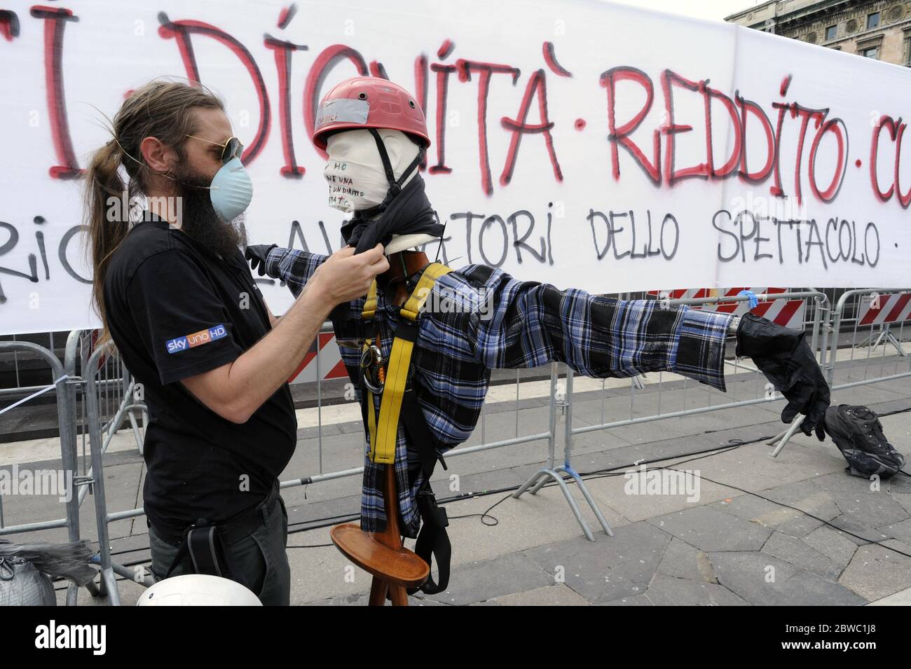Italie, mobilisation nationale des travailleurs du divertissement, événement à Milan; il y a des dizaines de milliers dans toute l'Italie, non seulement des artistes, mais aussi des travailleurs, des constructeurs, des charpentiers, des ingénieurs sonores, des artistes de maquillage, des travailleurs du bois, des concepteurs de maisons, Et une centaine d'autres professions, sans oublier les jongleurs de rue, travaillant pour le cinéma, le théâtre, la télévision, les concerts de musique de plein air, ont subi une grave crise économique due à l'épidémie du coronavirus, et attendent toujours l'aide économique de l'État. Banque D'Images