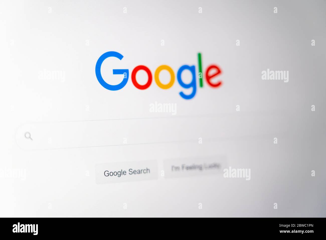 Le site Web de Google HomePage avec le logo Google, la barre de recherche et je suis le bouton chanceux dans la langue anglaise sur un écran d'ordinateur Banque D'Images