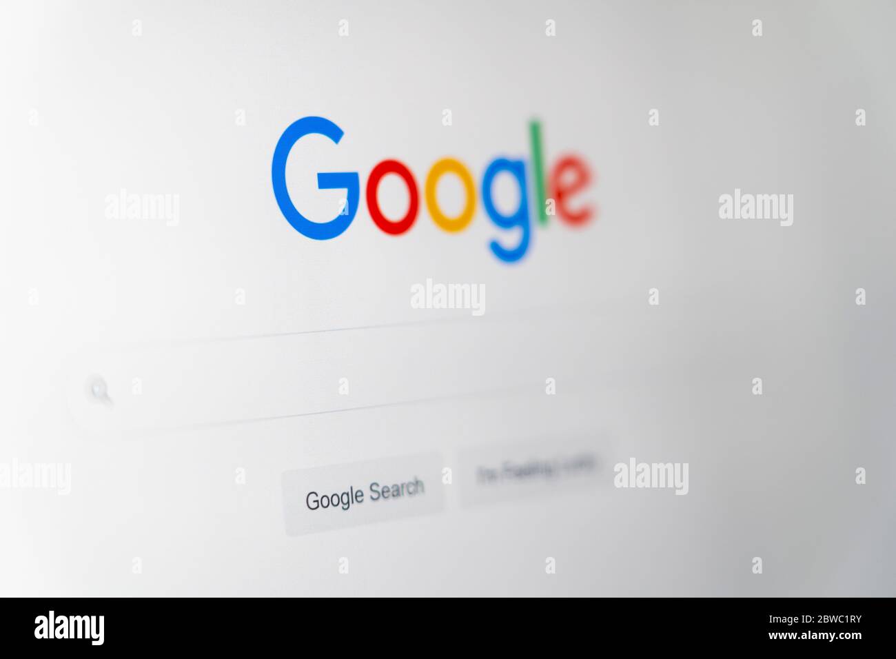 Le site Web de Google HomePage avec le logo Google, la barre de recherche et je suis le bouton chanceux dans la langue anglaise sur un écran d'ordinateur Banque D'Images