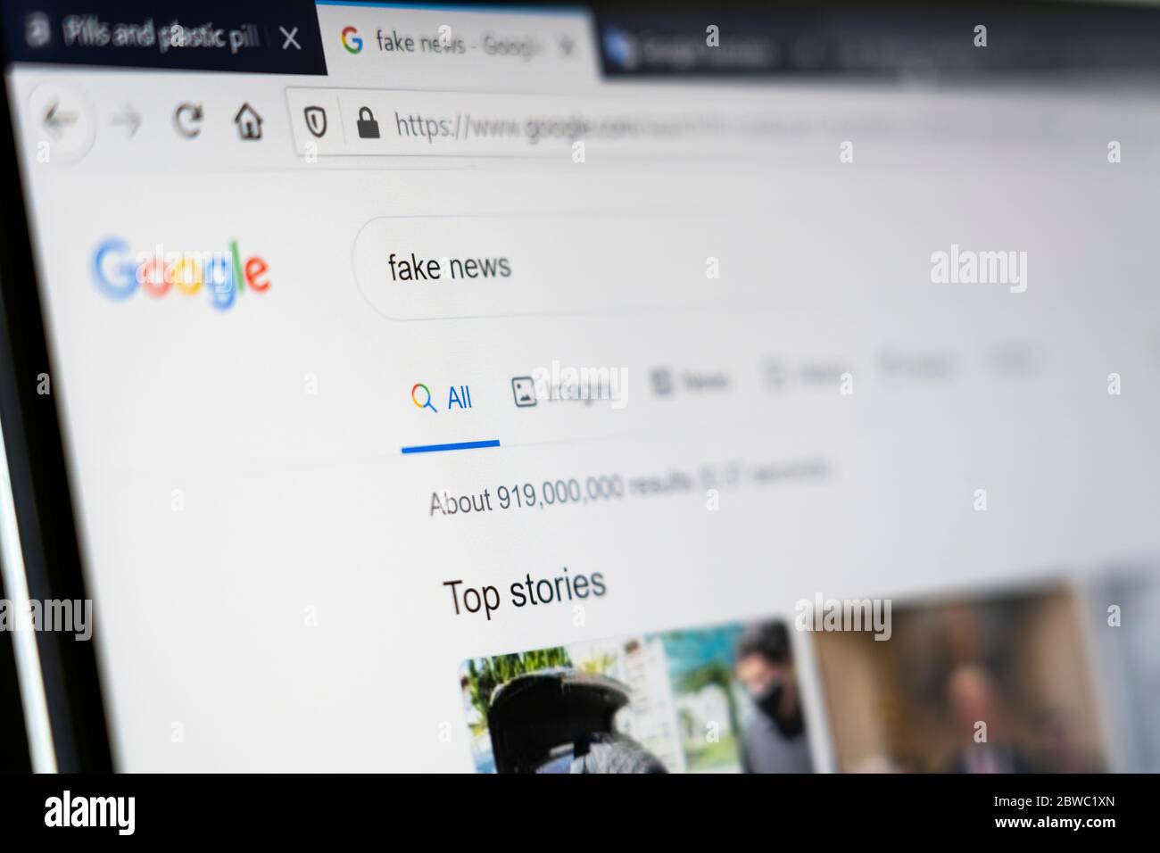 Un écran d'ordinateur affichant les mots « fake news ». Concept - fausses nouvelles, faits alternatifs, junk news, pseudo-news, hoax news, médias traditionnels Banque D'Images