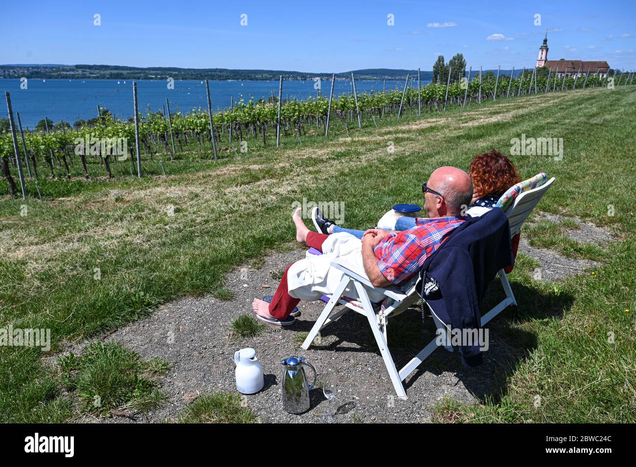 Birnau Maurach am Bodensee, Allemagne. 31 mai 2020. Petra et Dieter Rauser d'Altensteig dans le nord de la Forêt Noire pique-niquer sur un pré non loin de l'église monastère de Birnau sur le lac de Constance. Credit: Felix Kästle/dpa/Alay Live News Banque D'Images