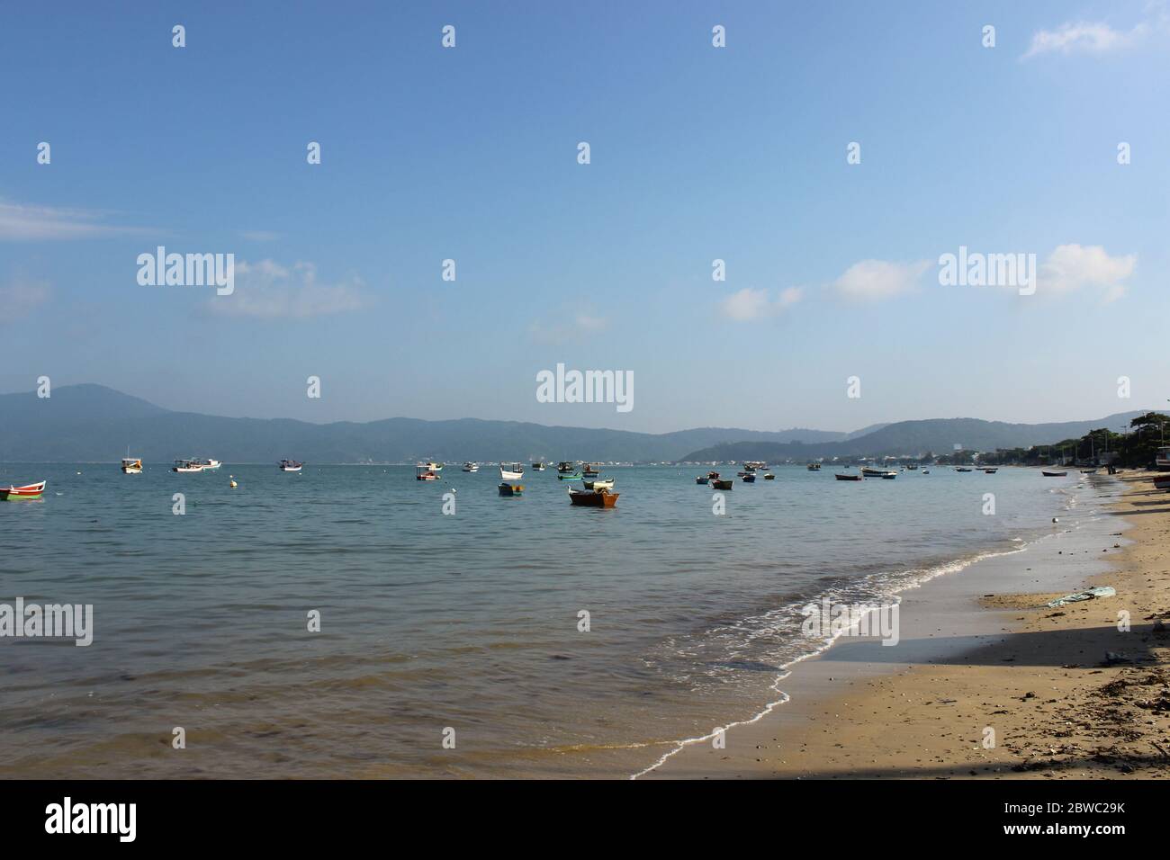 Vue de Praia do Mariscal est une belle journée, mer calme mais c'est un week-end tous les bateaux sont garés Banque D'Images