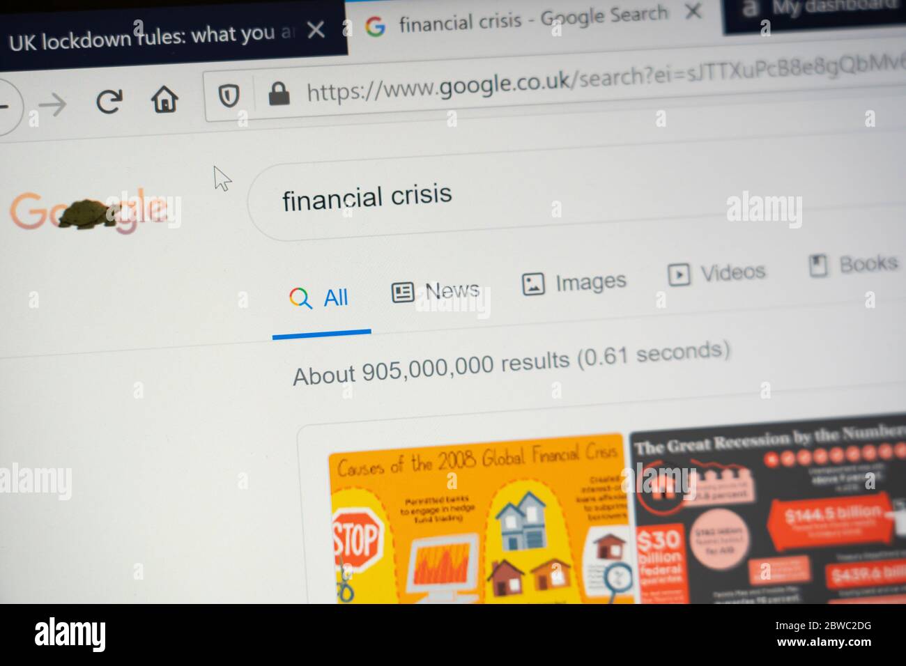 Un écran d'ordinateur montrant les mots 'crise financière' comme un terme de recherche de moteur de recherche Google avec le nombre de résultats de recherche affichés Banque D'Images