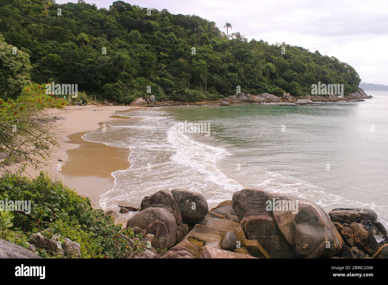 petite baie qui cache une plage privée Banque D'Images