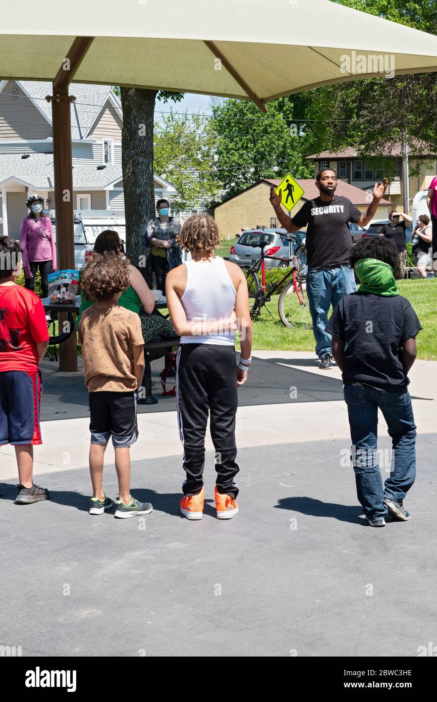 West St. Paul, MN/USA - 30 mai 2020 : un résident de West Saint Paul s'occupe des questions raciales lors d'un rassemblement communautaire dans le parc Harmon. Banque D'Images