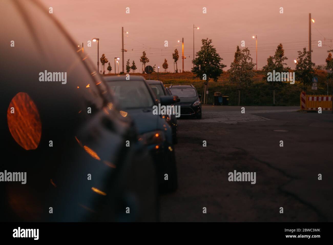 voitures garées dans une rue dans un quartier résidentiel Banque D'Images