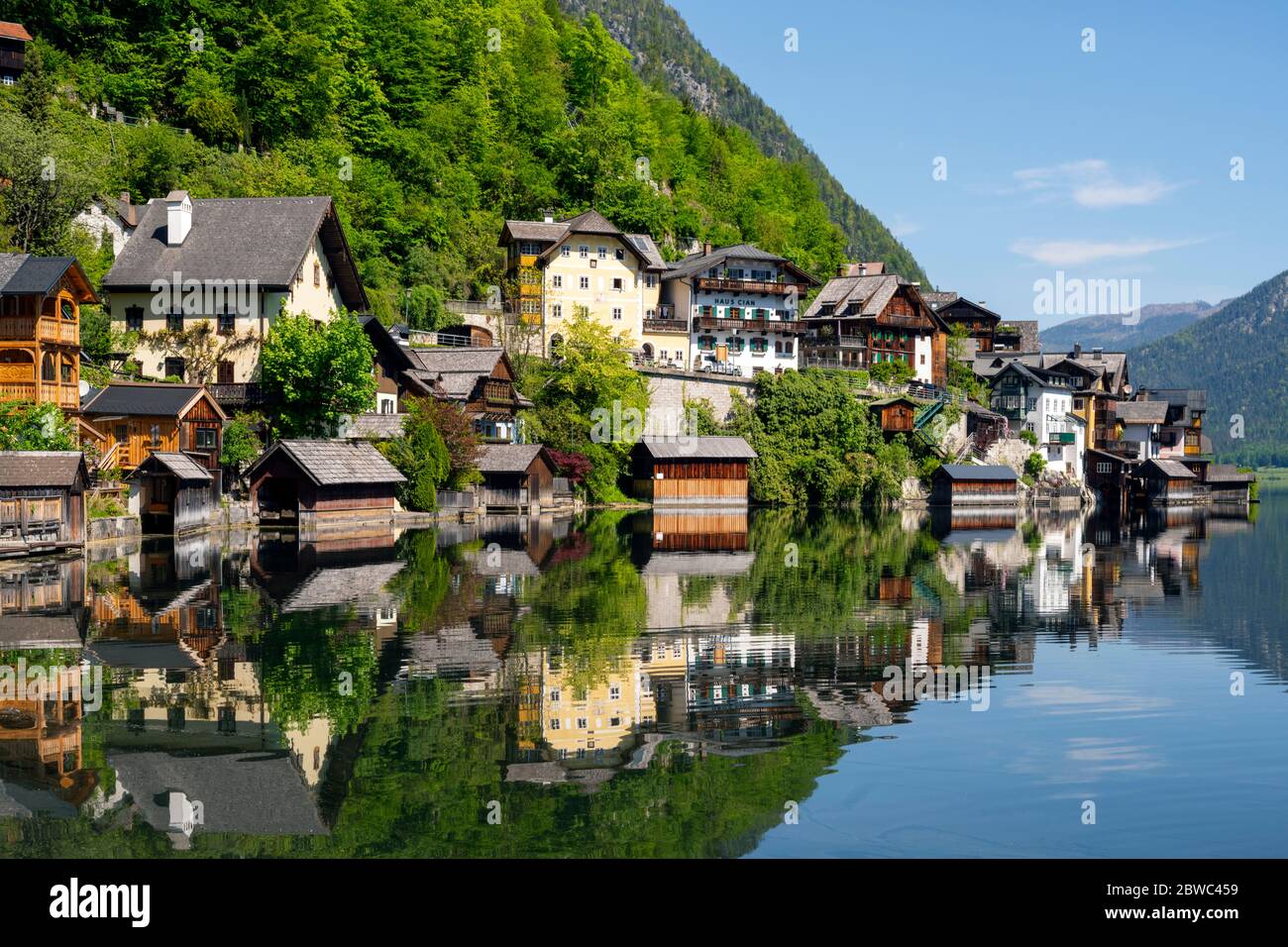 Erwerb, Oberösterreich, Hallstatt, Blick vom Süden auf den Ort und die Bootshäuser am See Banque D'Images