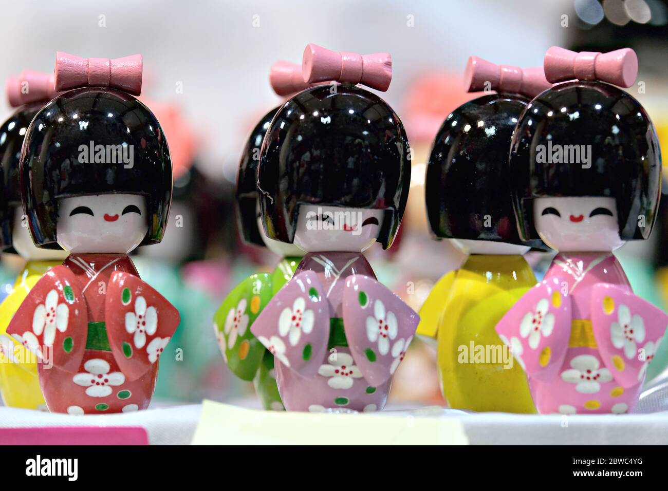 Vue rapprochée de trois poupées japonaises en bois Banque D'Images