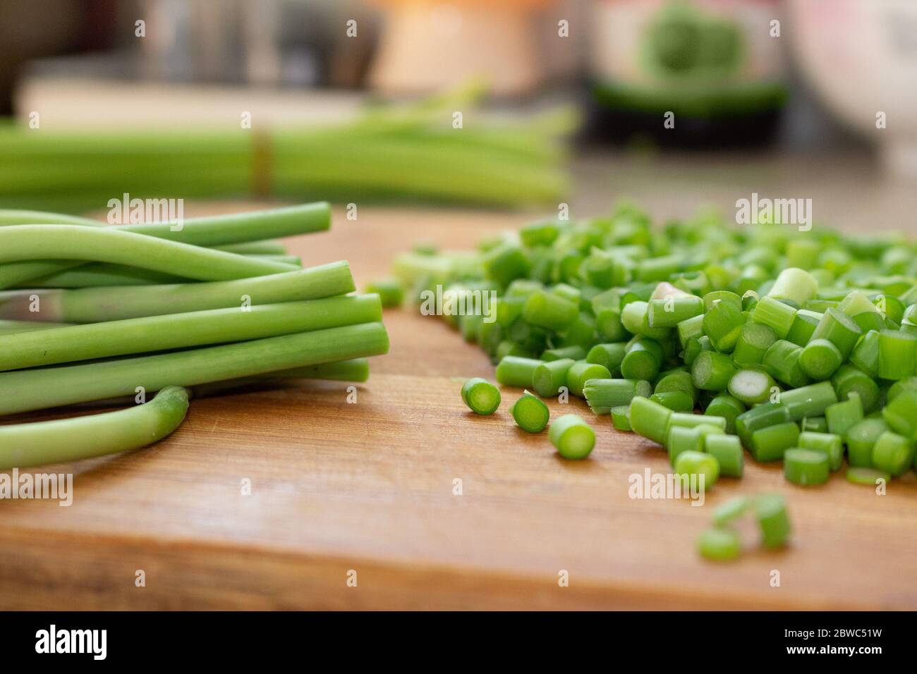 Couper l'ail vert sur le plan d'examen Banque D'Images