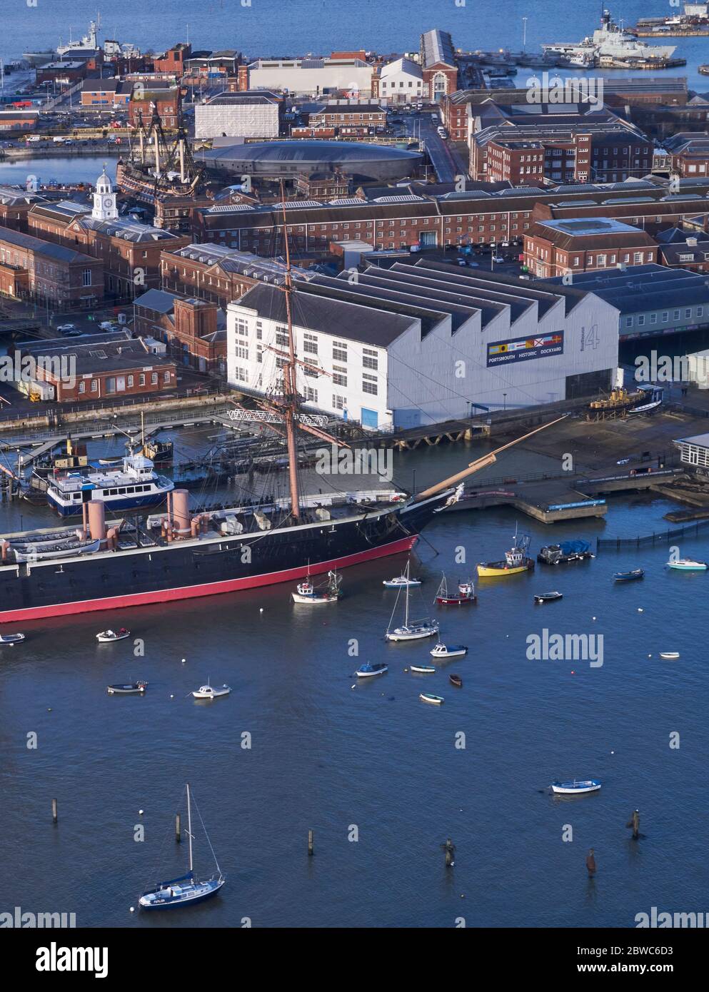 Boathouse 4 dans son contexte de chantier naval. Boathouse 4, Portsmouth, Royaume-Uni. Architecte: Walters et Cohen Ltd, 2015. Banque D'Images