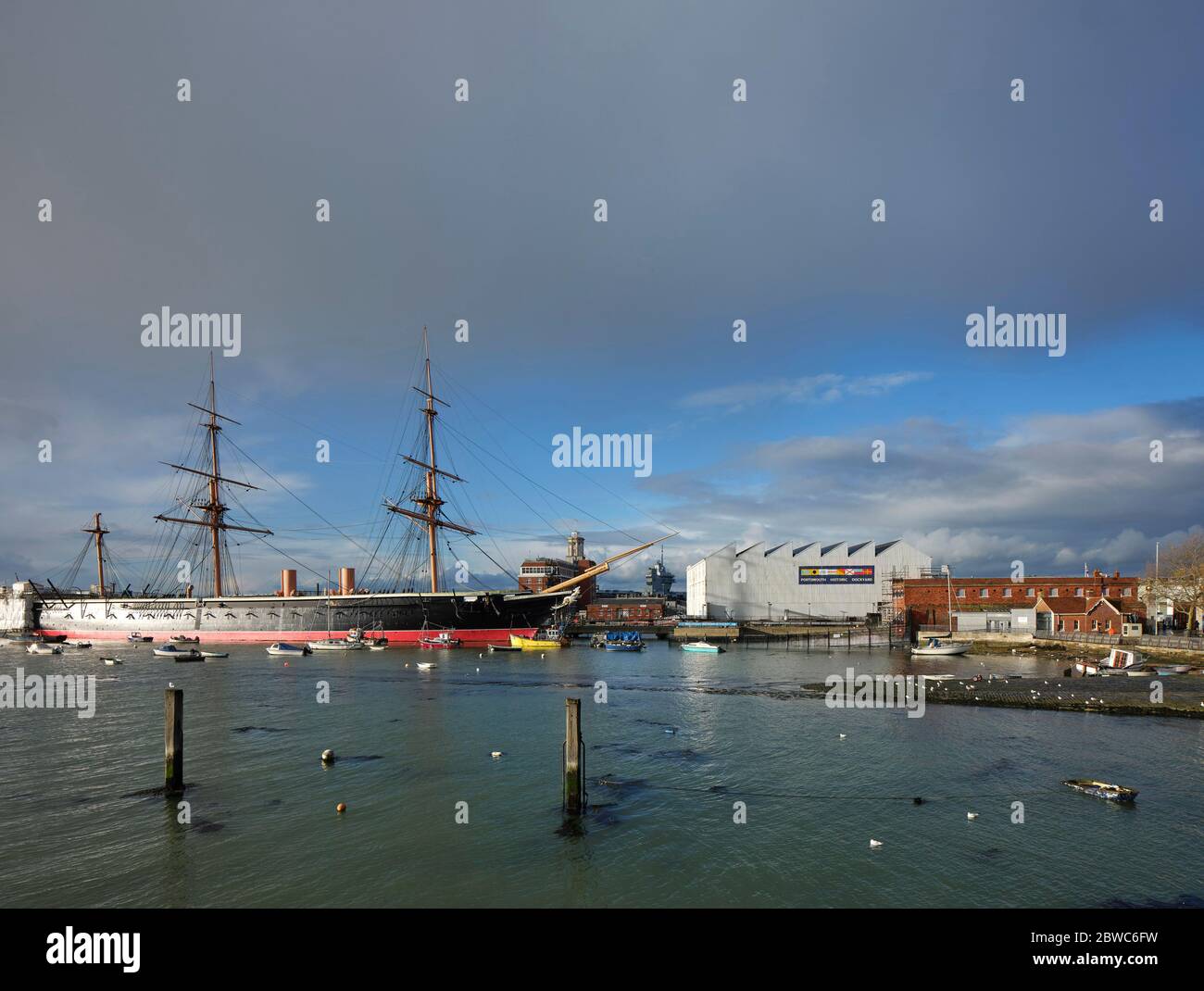 Boathouse 4 dans son contexte de chantier naval. Boathouse 4, Portsmouth, Royaume-Uni. Architecte: Walters et Cohen Ltd, 2015. Banque D'Images