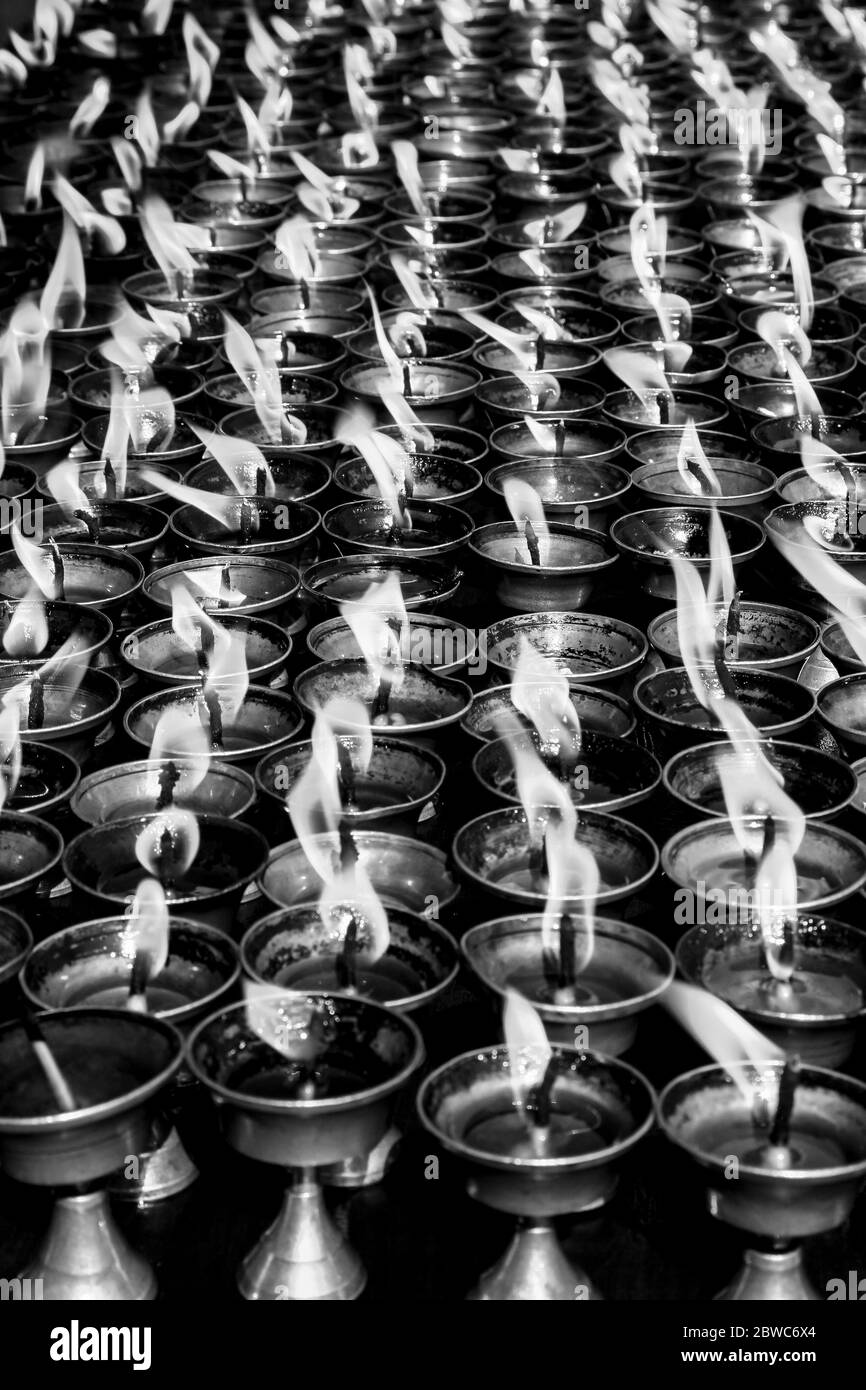 De nombreuses lampes à thé dans le temple népalais Banque D'Images