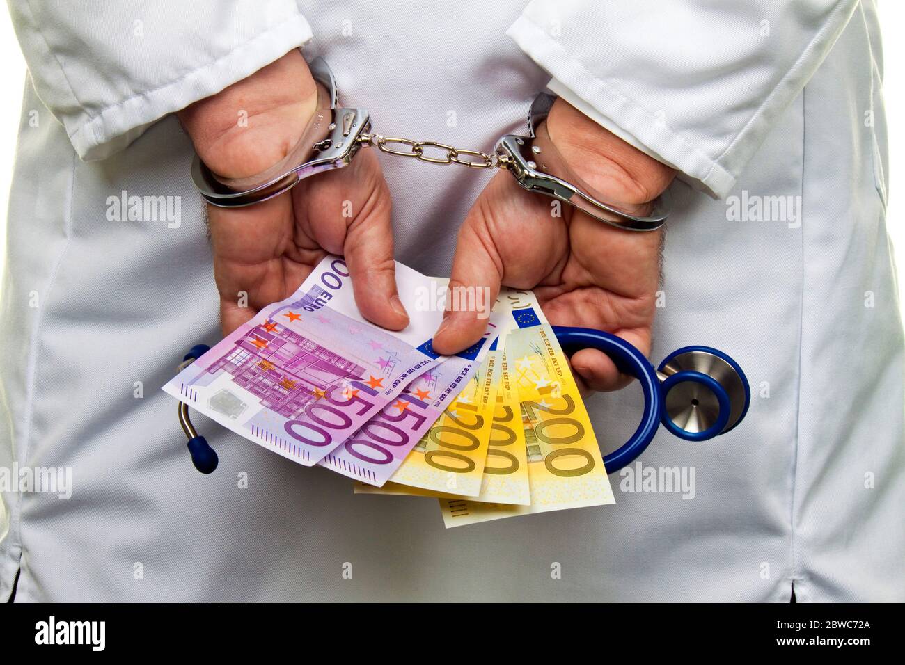 Ein Arzt mit Euro Geldscheinen und Handschellen, Schwarzgeld Banque D'Images