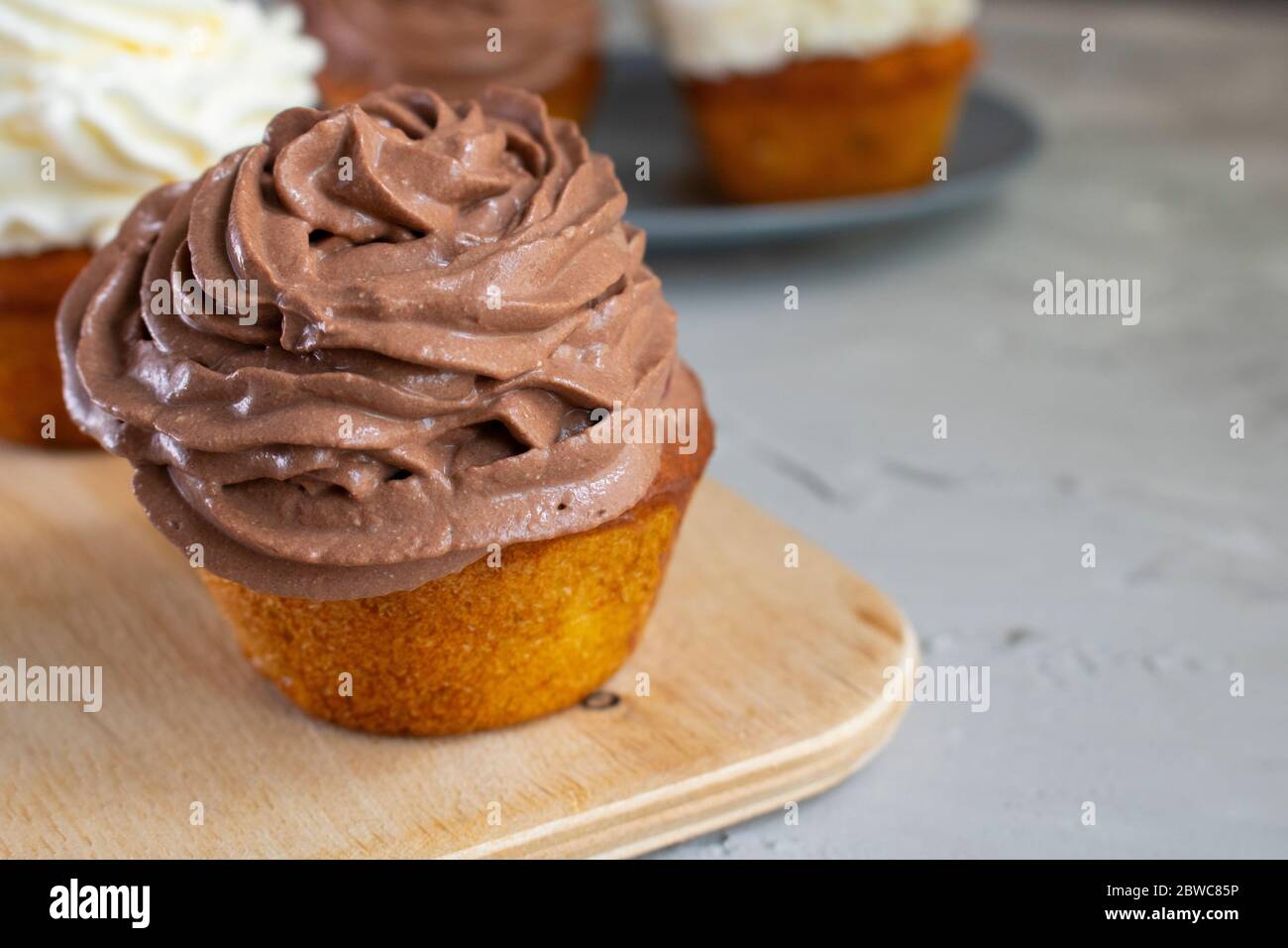 Pas de cupcakes au gluten sur panneau en bois, image verticale. Banque D'Images