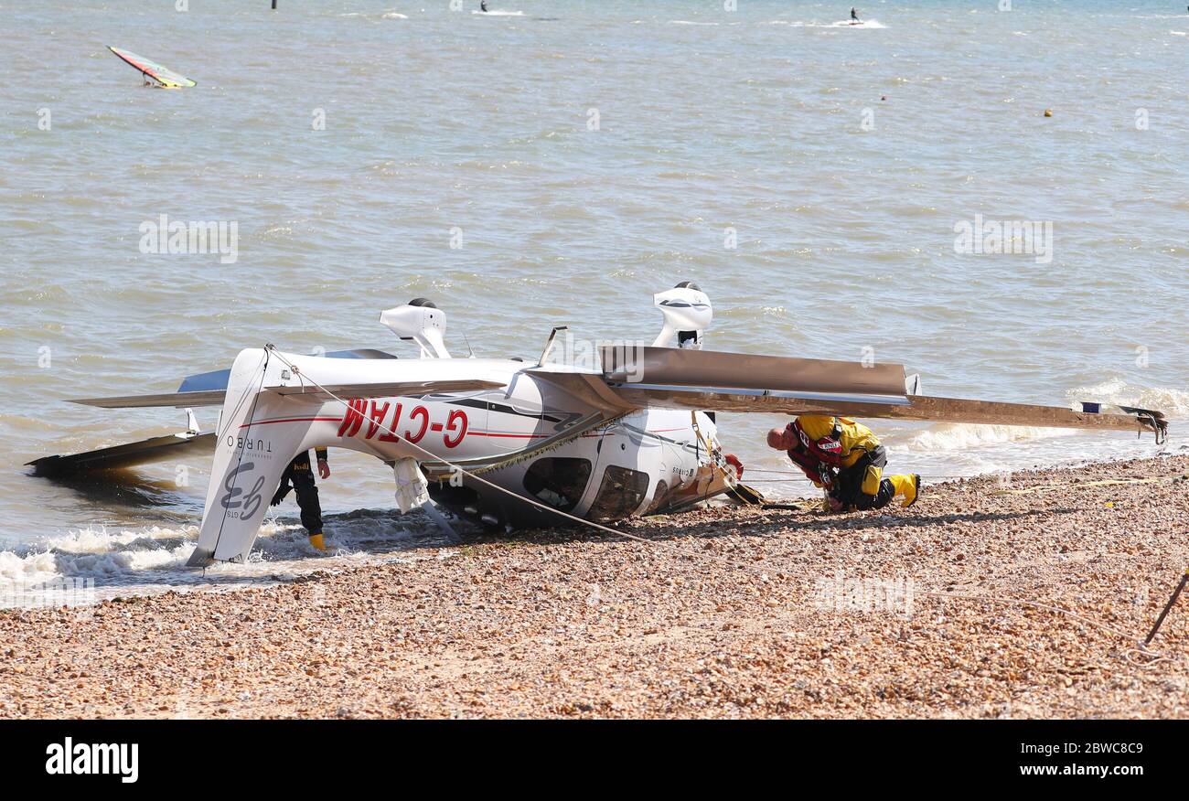 Southampton, Hampshire, Royaume-Uni. 31 mai 2020. Un avion s'est écrasé sur la plage de Calshot à Southampton. Le Coastguard a signalé que deux personnes ont été sauvées de l'embarque. Le canot de sauvetage indépendant Hamble a escorté les deux victimes jusqu'à la station de la Lifeboat Hamble, où elles ont toutes deux été déclarées bien par l'Ambulance du Centre-Sud. Credit Stuart Martin/Alay Live News Banque D'Images