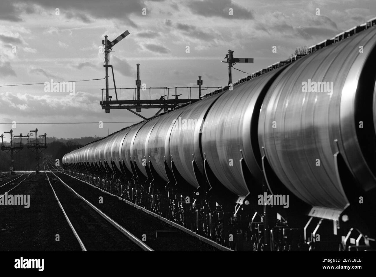DB Cargo Rail train long Freight UK de réservoirs d'huile de bogie 102t Banque D'Images