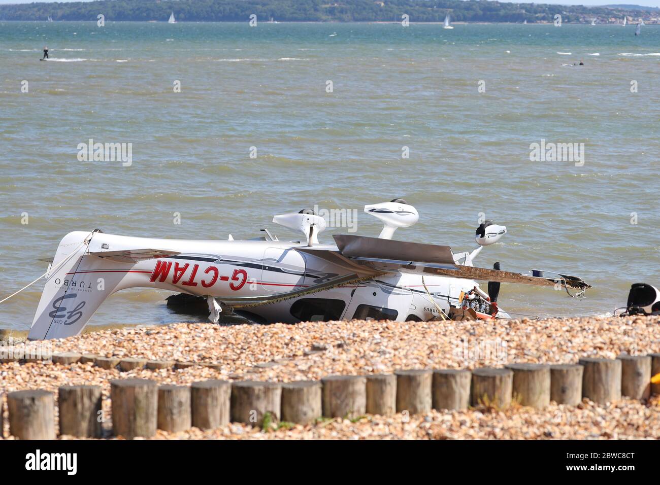 Southampton, Hampshire, Royaume-Uni. 31 mai 2020. Un avion s'est écrasé sur la plage de Calshot à Southampton. Le Coastguard a signalé que deux personnes ont été sauvées de l'embarque. Le canot de sauvetage indépendant Hamble a escorté les deux victimes jusqu'à la station de la Lifeboat Hamble, où elles ont toutes deux été déclarées bien par l'Ambulance du Centre-Sud. Credit Stuart Martin/Alay Live News Banque D'Images