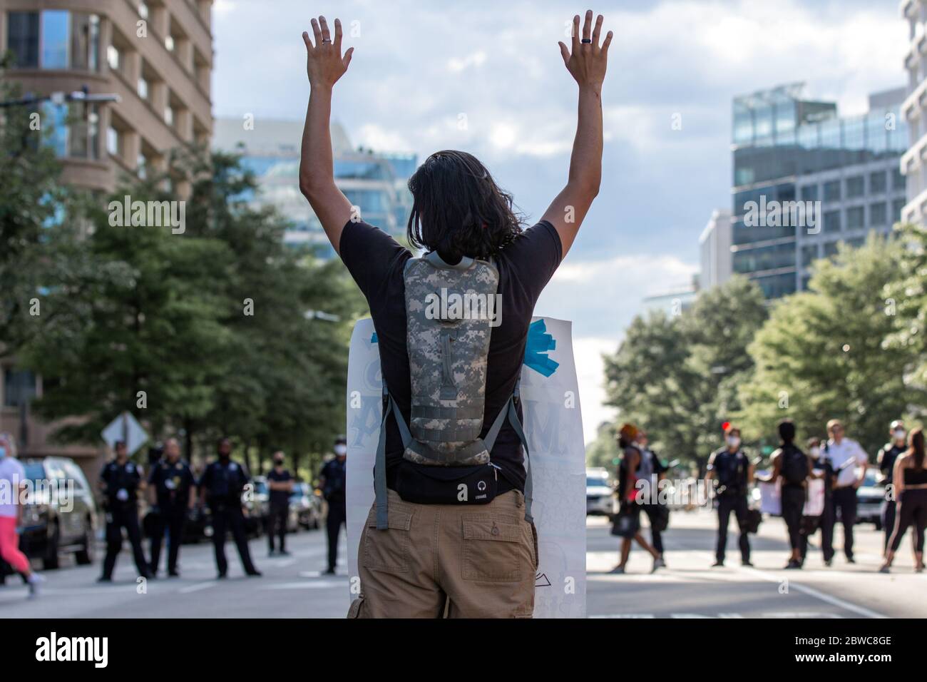 Washington DC, États-Unis. 30 mai 2020. Les manifestants se heurtent à des forces de l'ordre en dehors de la Maison Blanche. Banque D'Images