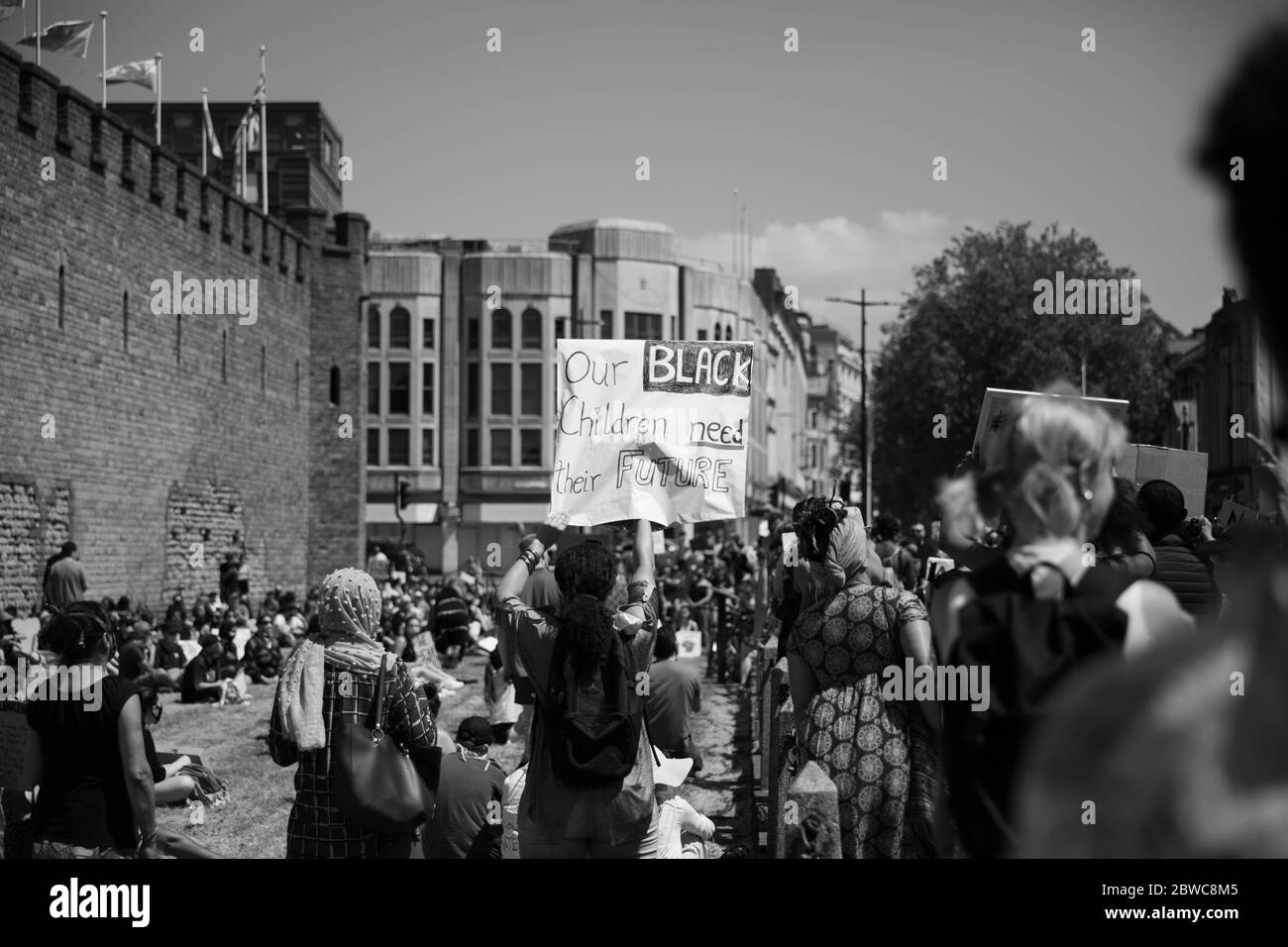 Cardiff, Royaume-Uni. 31 mai 2020. Des centaines de personnes se rassemblent dans le parc du château de Cardiff pour manifester une paisible protestation de Black Lives Matter. Banque D'Images