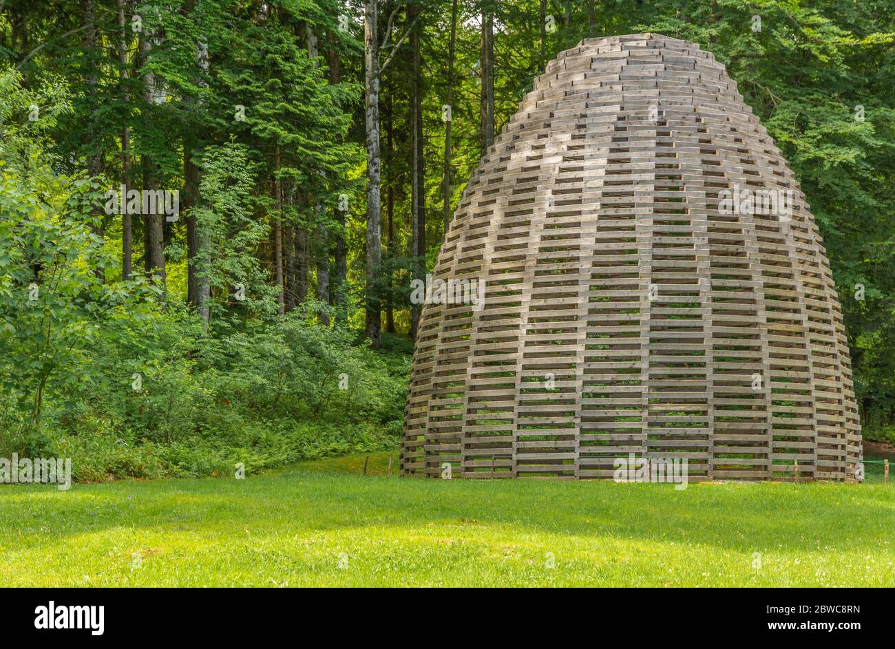 Le bois d'Arte Sella est utilisé dans la nature dans le Trentin-Haut-Adige, Borgo Valsugana, la vallée de la Sella, Borgo Valsugana au nord de l'Italie, en Europe. Arte Sella. Banque D'Images