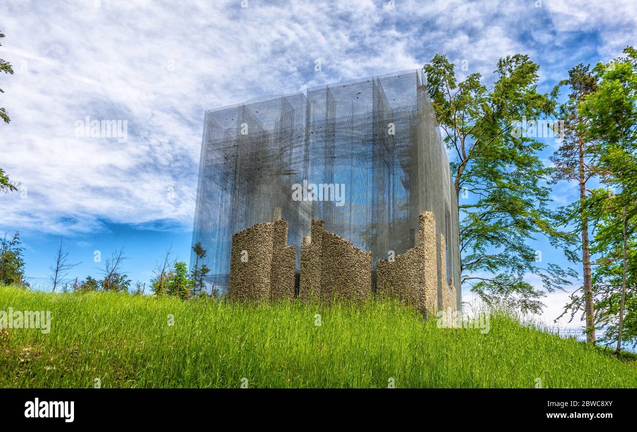 Le bois d'Arte Sella est utilisé dans la nature dans le Trentin-Haut-Adige, Borgo Valsugana, la vallée de la Sella, Borgo Valsugana au nord de l'Italie, en Europe. Arte Sella. Banque D'Images