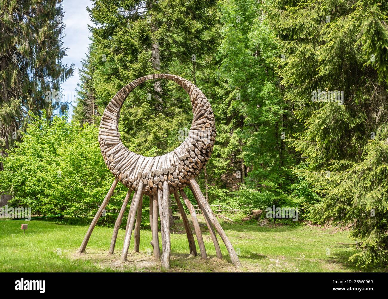 Le bois d'Arte Sella est utilisé dans la nature dans le Trentin-Haut-Adige, Borgo Valsugana, la vallée de la Sella, Borgo Valsugana au nord de l'Italie, en Europe. Arte Sella. Banque D'Images