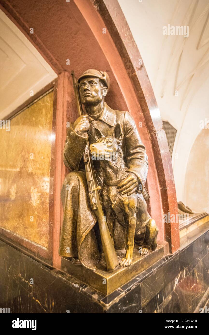 Statue dans la station de métro de Moscou Banque D'Images