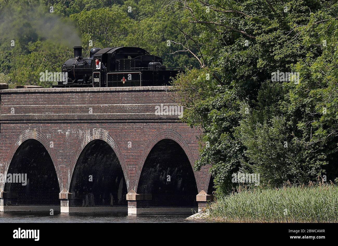 Loughborough, Leicestershire, Royaume-Uni. 31 mai 2020. Un train à vapeur standard de classe 2 de la Great Central Railway passe au-dessus du réservoir de Swithland tout en étant testé après que les restrictions de confinement en cas de pandémie du coronavirus aient été assouplies. Credit Darren Staples/Alay Live News. Banque D'Images