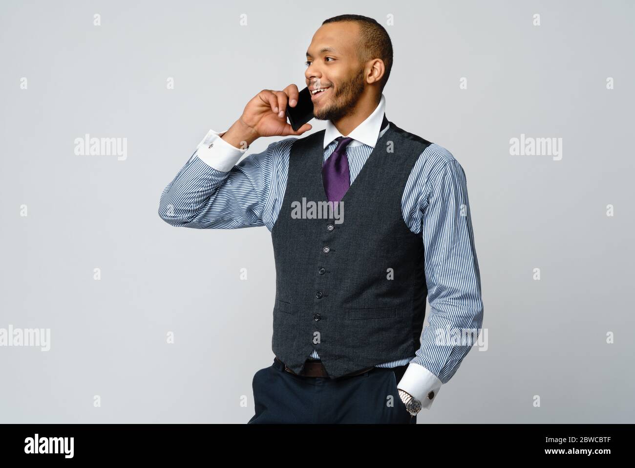 homme d'affaires afro-américain professionnel parlant sur téléphone mobile Banque D'Images