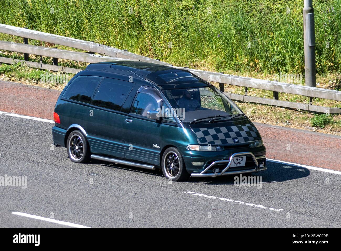 Véhicule polyvalent (VMP) 1993 vert de Toyota ; véhicules mobiles pour la circulation routière, voitures conduisant des véhicules sur les routes britanniques, moteurs des années 90, conduite sur l'autoroute M6 Banque D'Images