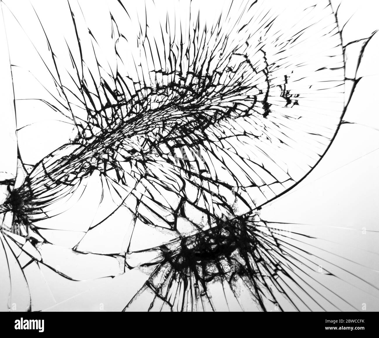 Verre fissuré, fissures sur fond blanc. Verre de protection cassé. Concept de conception. Banque D'Images