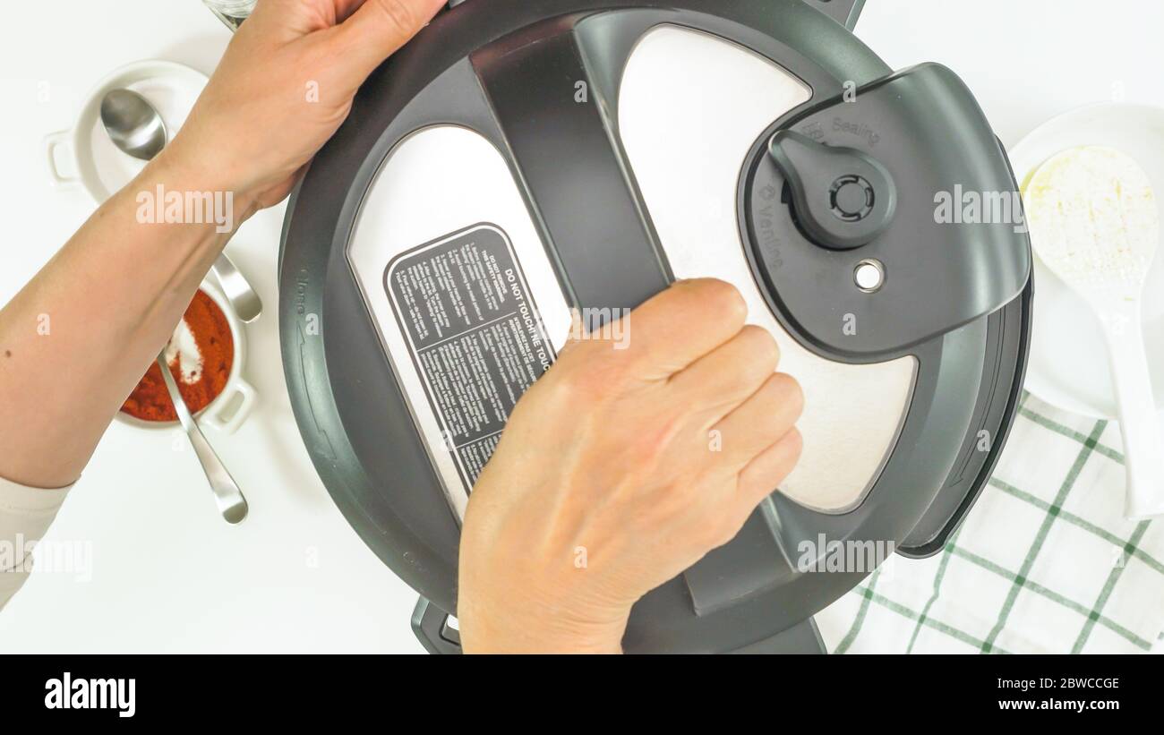 Cuisson à l'aide d'une cuisinière électrique moderne, en poussant la vanne en position d'aération Banque D'Images