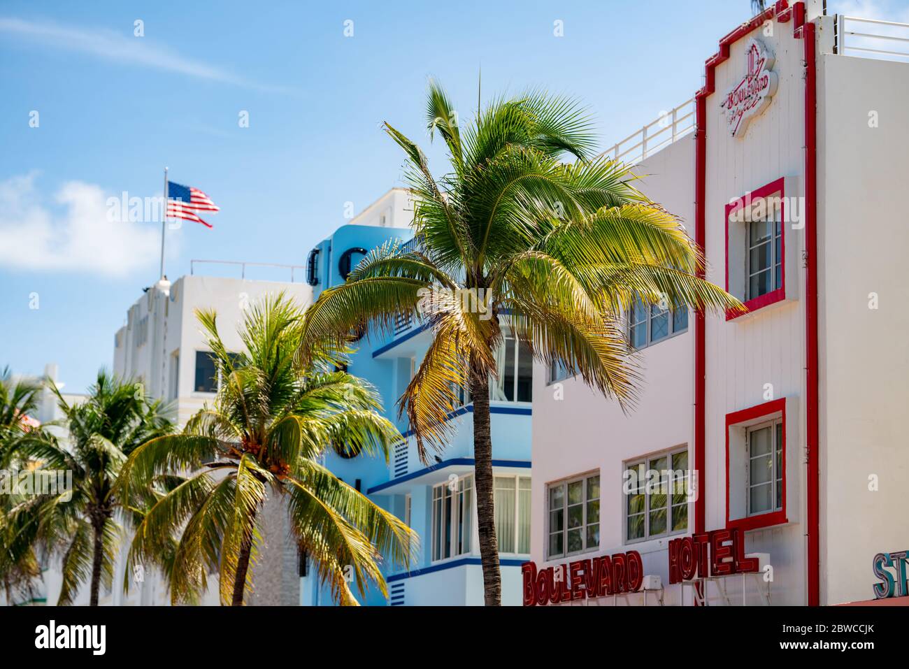 Hôtels art déco de Miami Beach et palmiers Banque D'Images