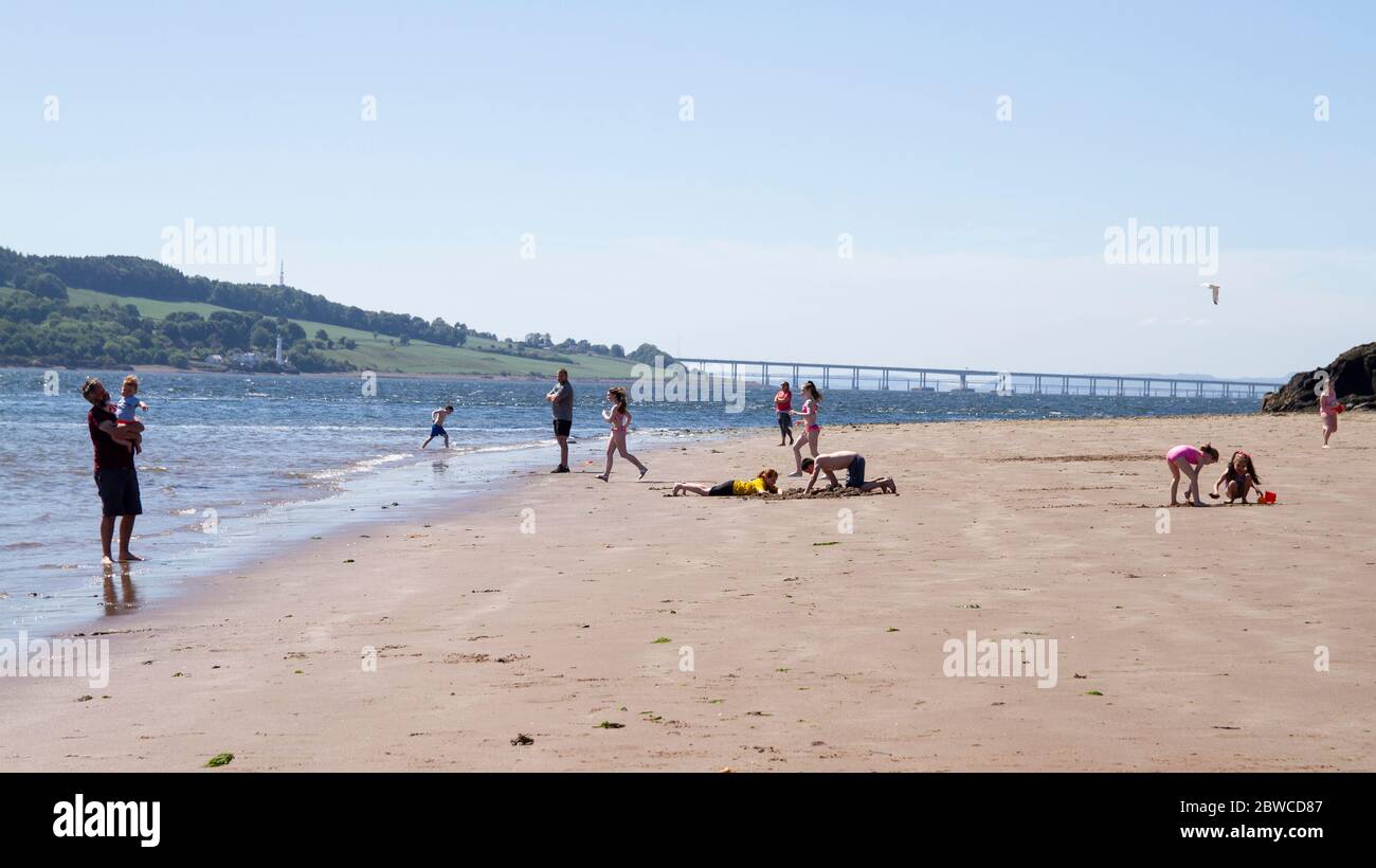 Dundee, Tayside, Écosse, Royaume-Uni. 31 mai 2020. Météo au Royaume-Uni : le temps chaud et ensoleillé continue de traverser le nord-est de l'Écosse. Le système Covid-19 permet de se retirer en Écosse et de passer plus de temps à l'extérieur tout en suivant les directives de distance sociale. Les résidents locaux prennent la journée pour profiter du temps glorieux le long de la plage de Broughty Ferry à Dundee. Crédit : Dundee Photographics/Alamy Live News Banque D'Images