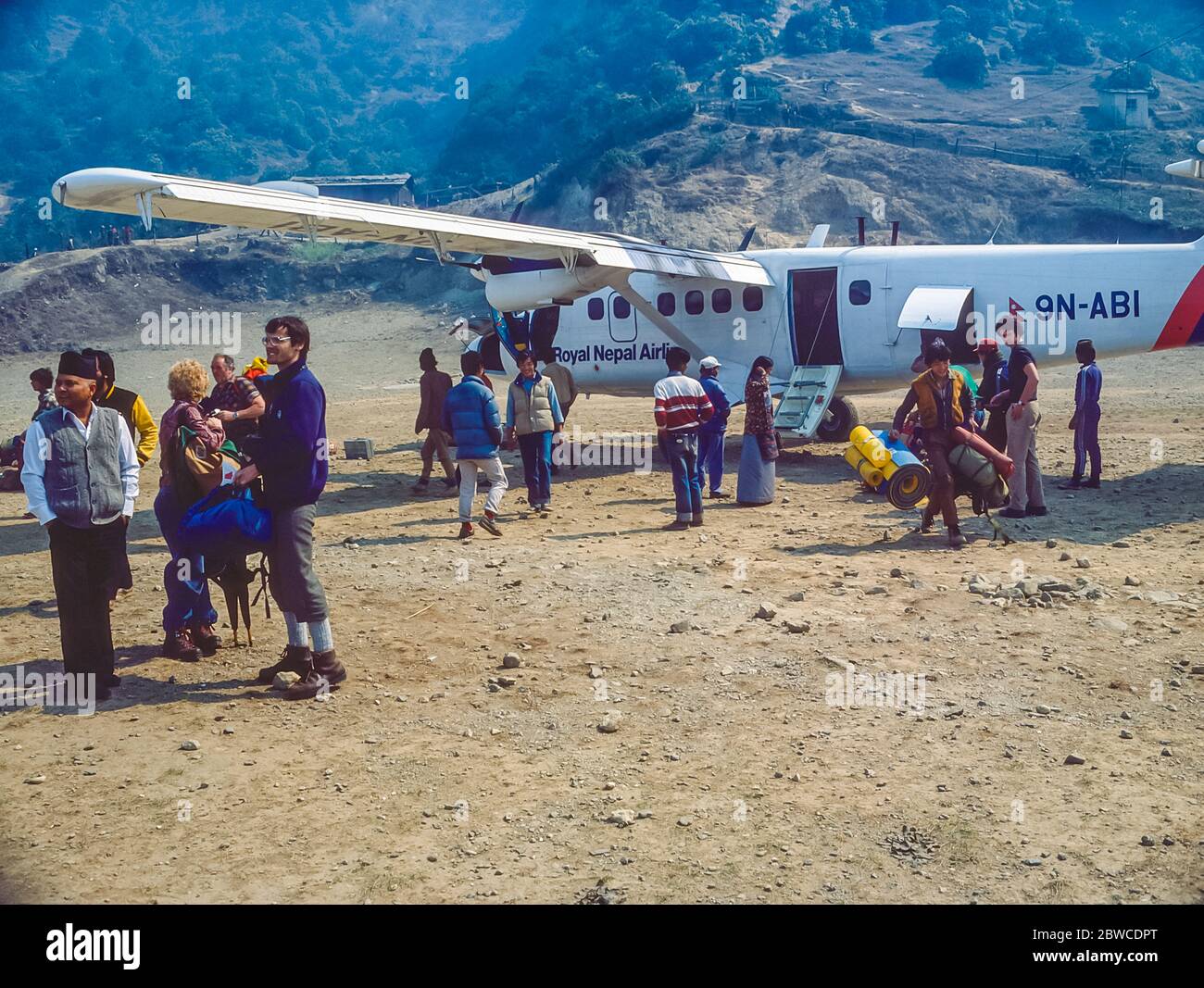 Népal, randonnée dans le parc national de Sagarmatha et la région du mont Everest du Solu Khumbu. Pittoresque à Lukla avec l'avion royal népalais de l'époque. La piste a depuis été armortée. Banque D'Images