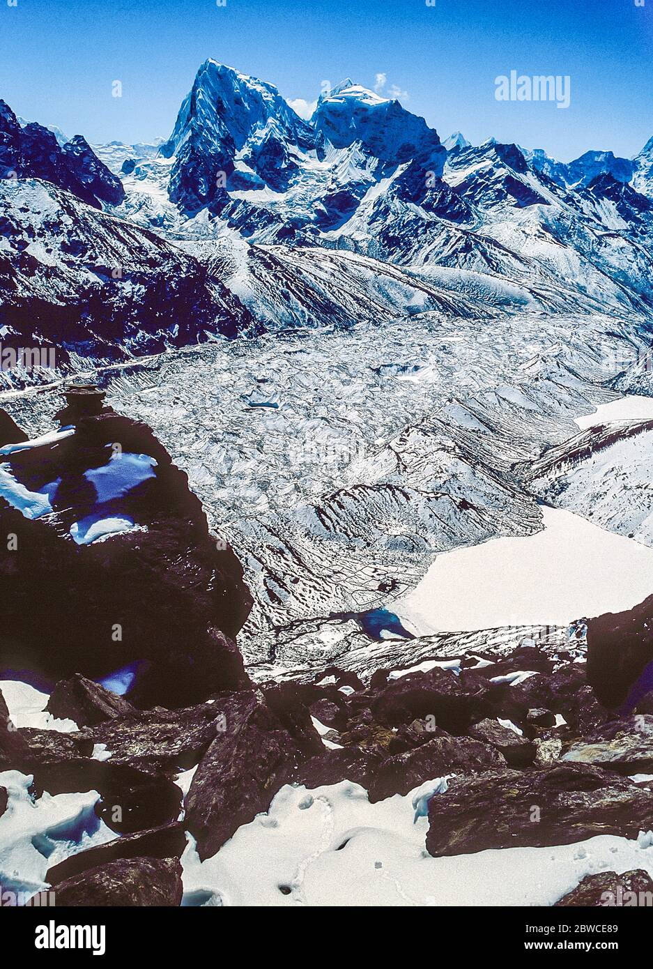 Népal, randonnée dans le parc national de Sagarmatha et la région du mont Everest du Solu Khumbu. Vue panoramique depuis le dessus des lacs Gokyo vers Kang Taiga et Thamserku Banque D'Images