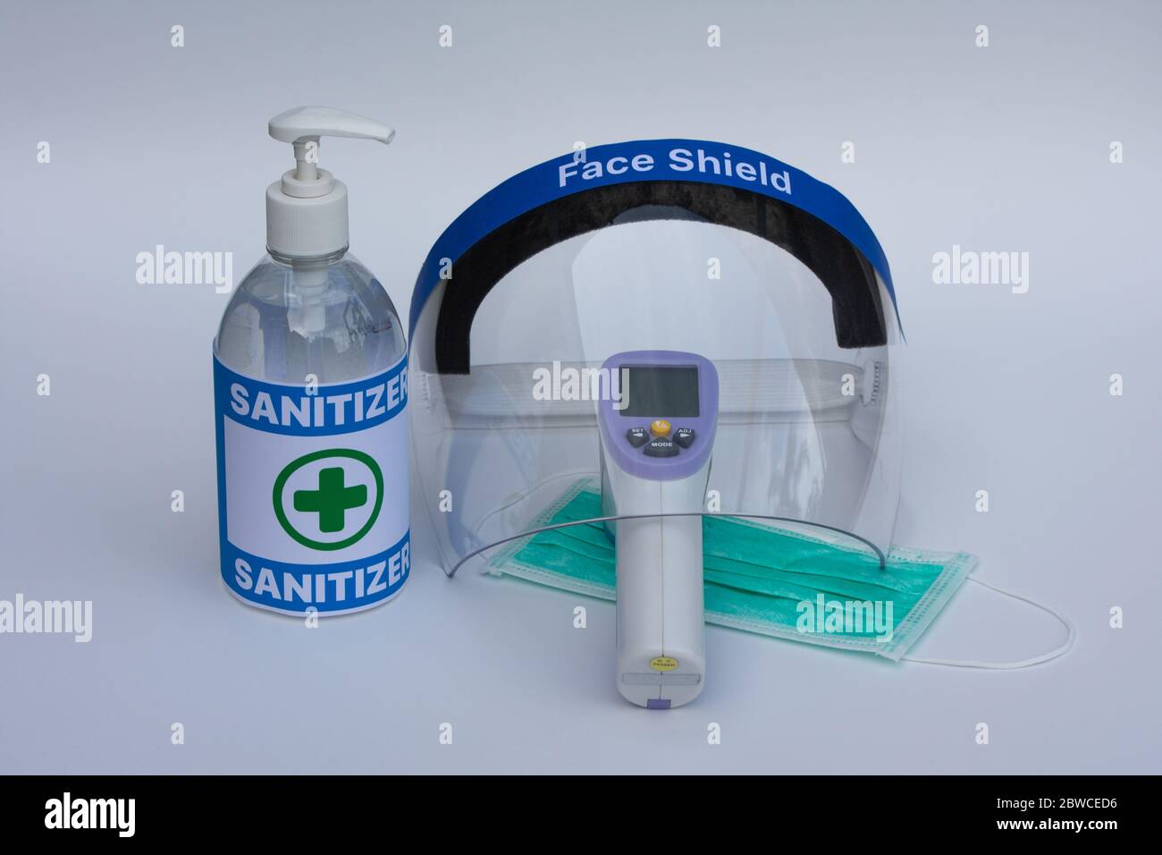 Masque facial, thermomètre infrarouge, masque chirurgical et gel désinfectant pour les mains. Concept de prévention des coronavirus. Banque D'Images