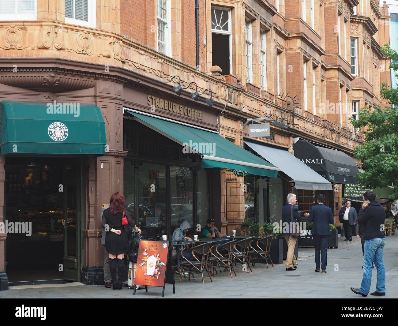 LONDRES - SEPT. 27, 2016: Une succursale de la chaîne internationale de cafés Starbucks dans un bâtiment orné près du quartier de Mayfair. Banque D'Images