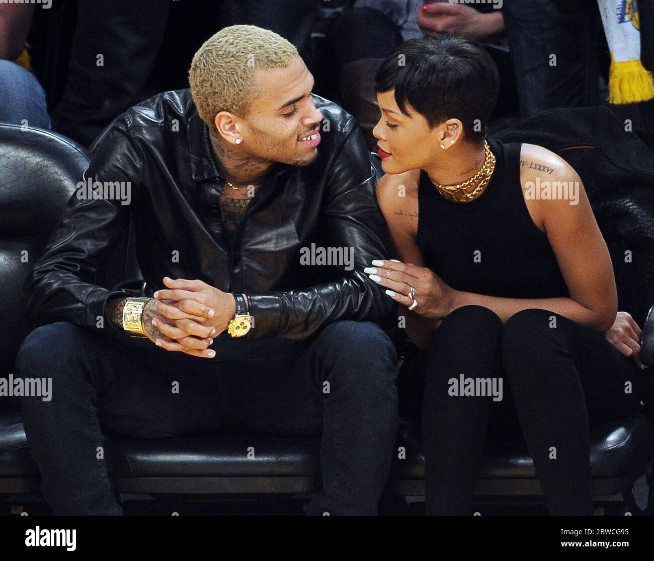 Rihanna, Chris Brown rit ensemble au match de la NBA la Lakers, décembre 2012 Banque D'Images