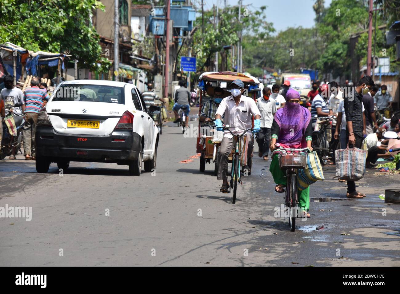 Howrah, Inde. 31 mai 2020. La vie quotidienne le neuvième dimanche, le 68e jour et le dernier jour de la 4e phase du confinement continu national à travers l'Inde pour freiner la propagation du nouveau coronavirus (COVID-19). Les gens sont autorisés à sortir de chez eux pour acheter des aliments et des articles essentiels dans la rue ou dans la zone du marché, alors que les autobus publics ne sont pas en exploitation. (Photo de Biswarup Gangouly/Pacific Press) crédit: Pacific Press Agency/Alay Live News Banque D'Images