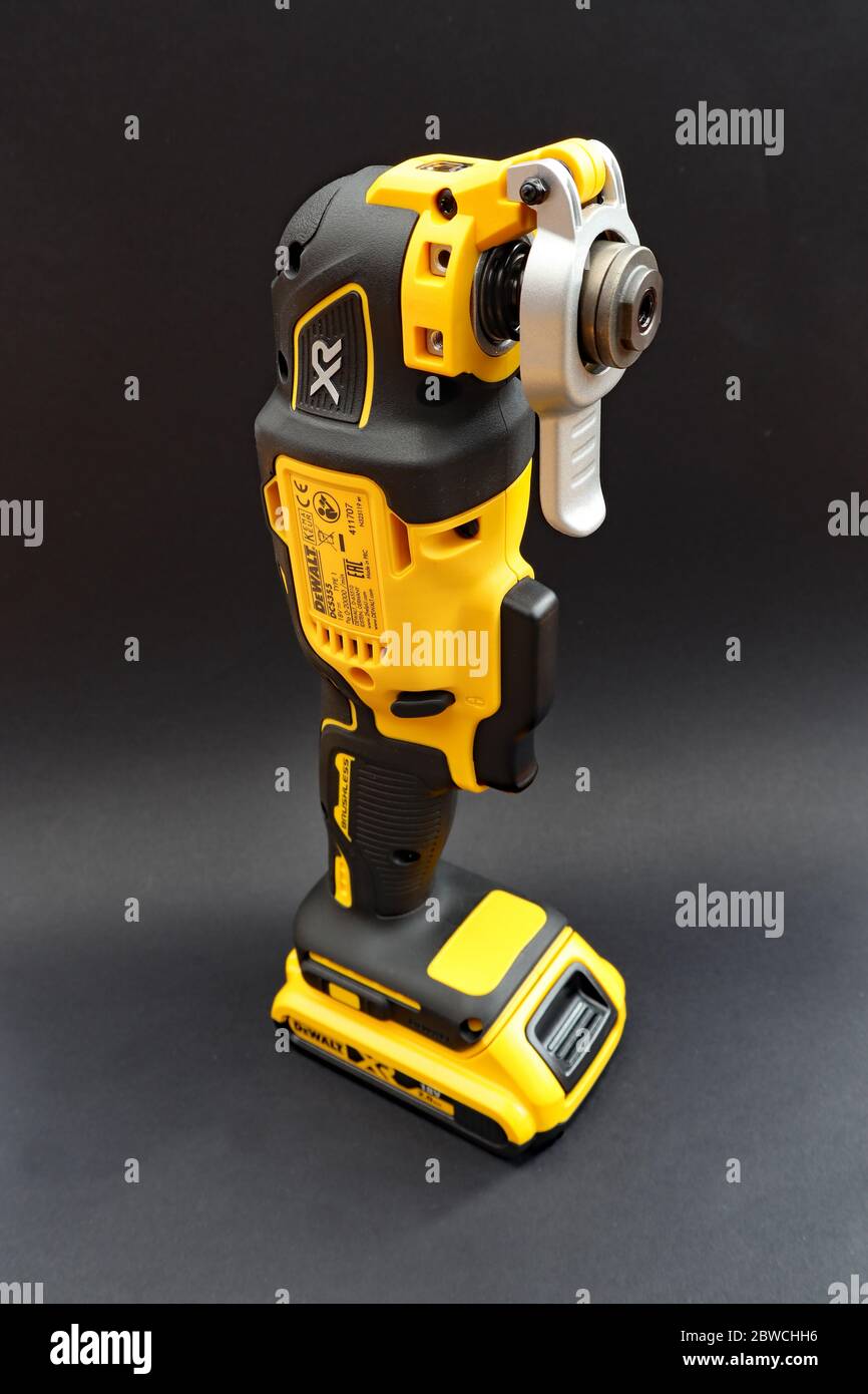 OTTERY ST MARY, DEVON - 6 FÉVRIER 2020 : DeWalt Cordless Multi Tool sur fond noir. Banque D'Images