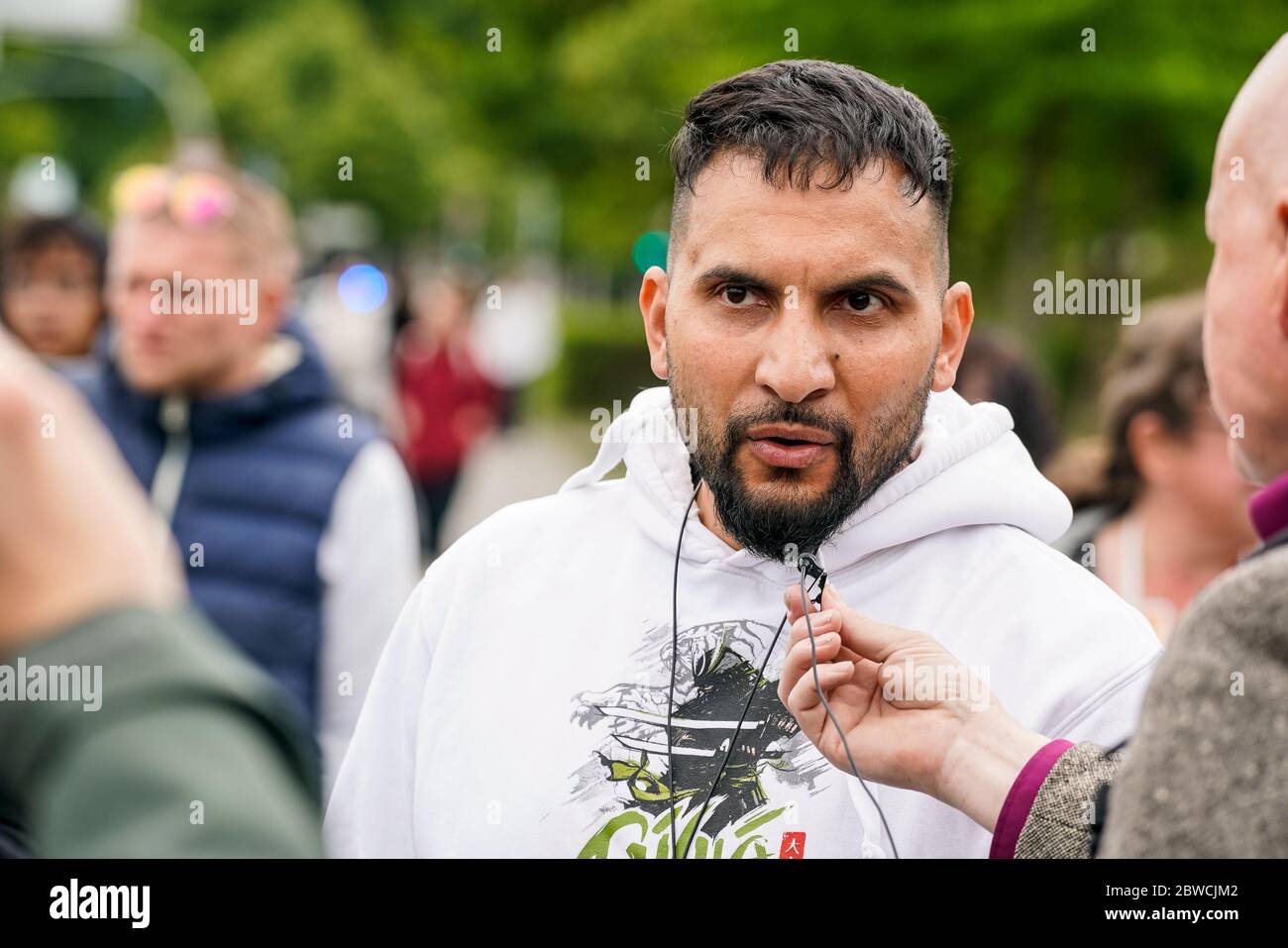 30 mai 2020, Berlin, le cuisinier, l'auteur de livre de cuisine, le végan et théoricien de conspiration Attila Hildmann donne un de ses discours réguliers devant le Reichstag de Berlin, critique les mesures de Corona et insulte également la presse. | utilisation dans le monde entier Banque D'Images