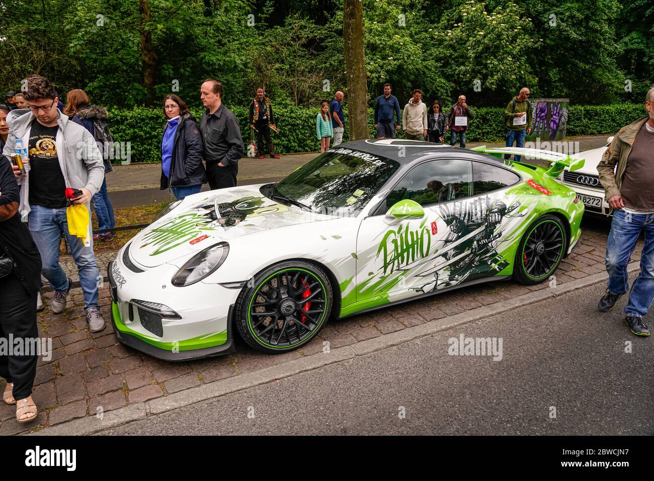 30 mai 2020, Berlin, la Porsche de l'auteur de livre de cuisine, vegan et théoricien de conspiration Attila Hildmann, avec qui il a conduit à l'un de ses discours réguliers devant le Reichstag de Berlin. | utilisation dans le monde entier Banque D'Images