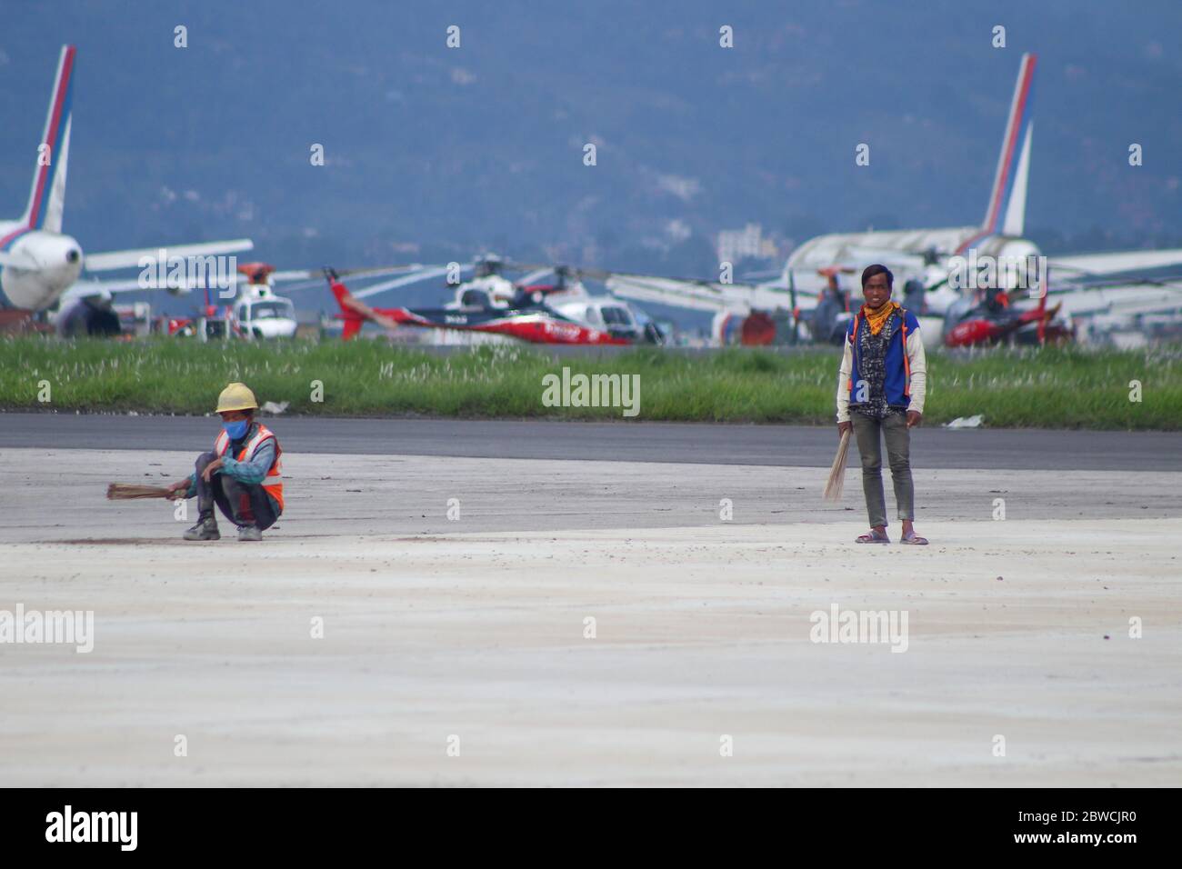 Katmandou, Népal. 31 mai 2020. Le 31 mai 2020, un travailleur népalais travaillant à l'aéroport pendant que le gouvernement a imposé un verrouillage sur la vitesse de la coronavirus à l'aéroport international de Tribhuvan à Katmandou, au Népal, alors que le gouvernement a annoncé que tous les vols internationaux entrants vers le Népal ont été suspendus du 20 mars au 14 juin 2020. (Photo de Subash Shrestha/Pacific Press) crédit: Pacific Press Agency/Alay Live News Banque D'Images